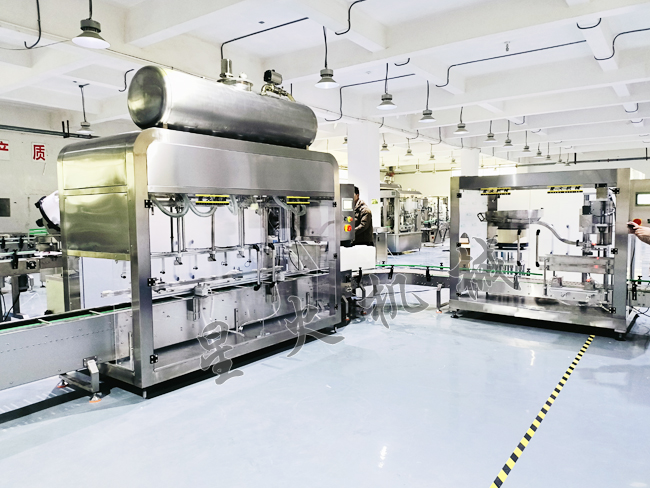 南京称重式定量灌装机+旋盖机